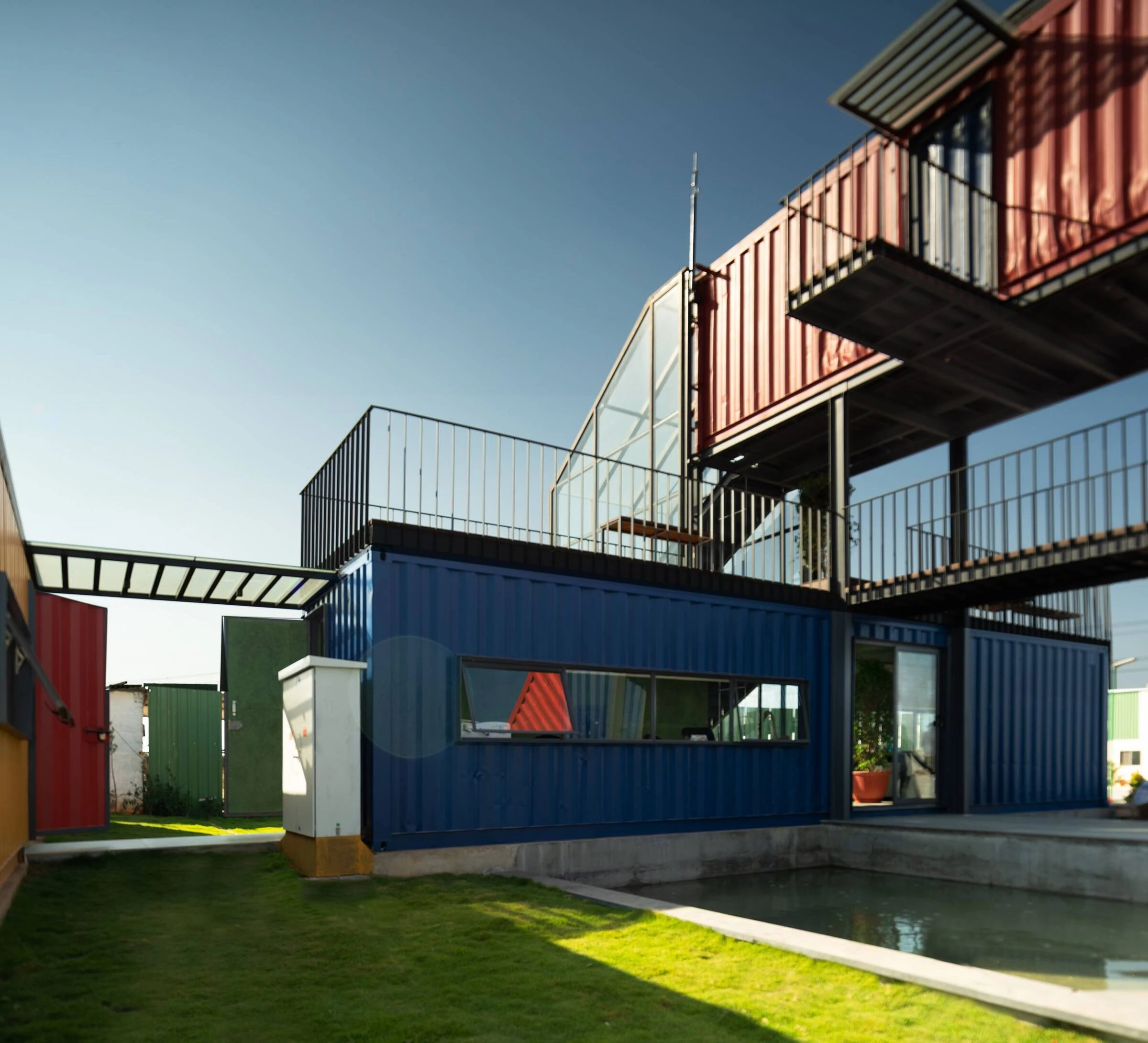 缤纷集装箱里的绿色办公空间-27