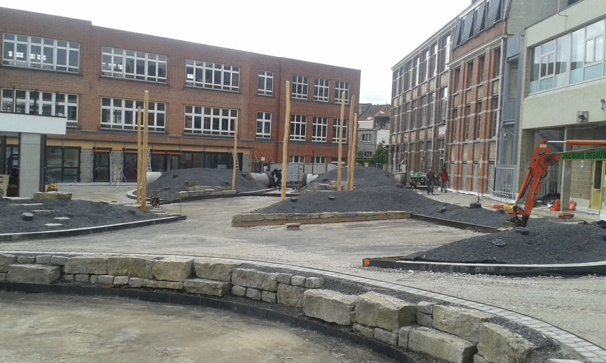 比利时校园灰色操场变身绿色冒险乐园-25