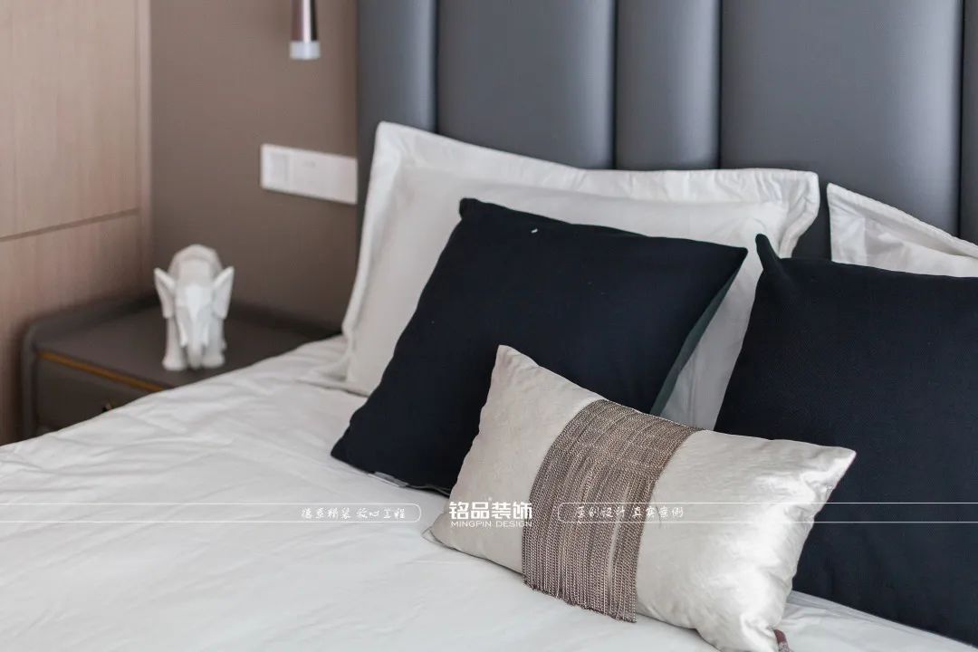 简约潮玩空间,金融精英的舒适浪漫之家丨铭品装饰-46