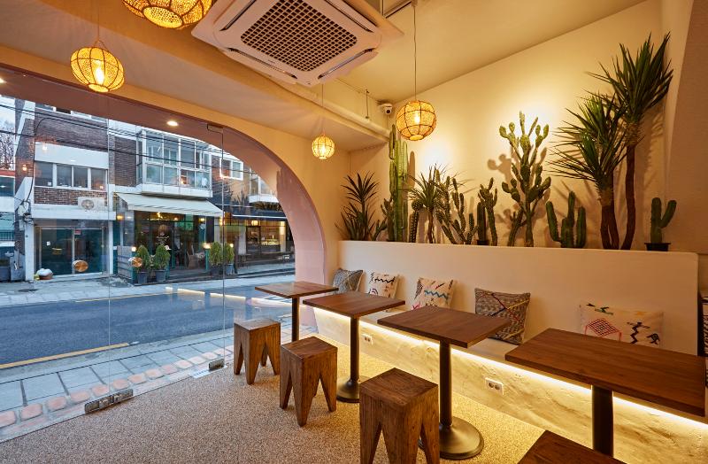 温馨 15 坪卡萨布兰卡餐厅设计，明亮照明营造舒适氛围-12