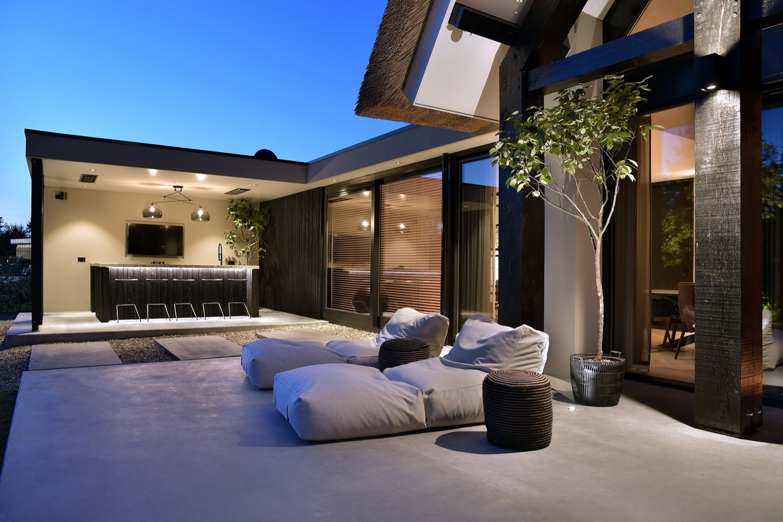 Eigentijdse tuin aan het water-2