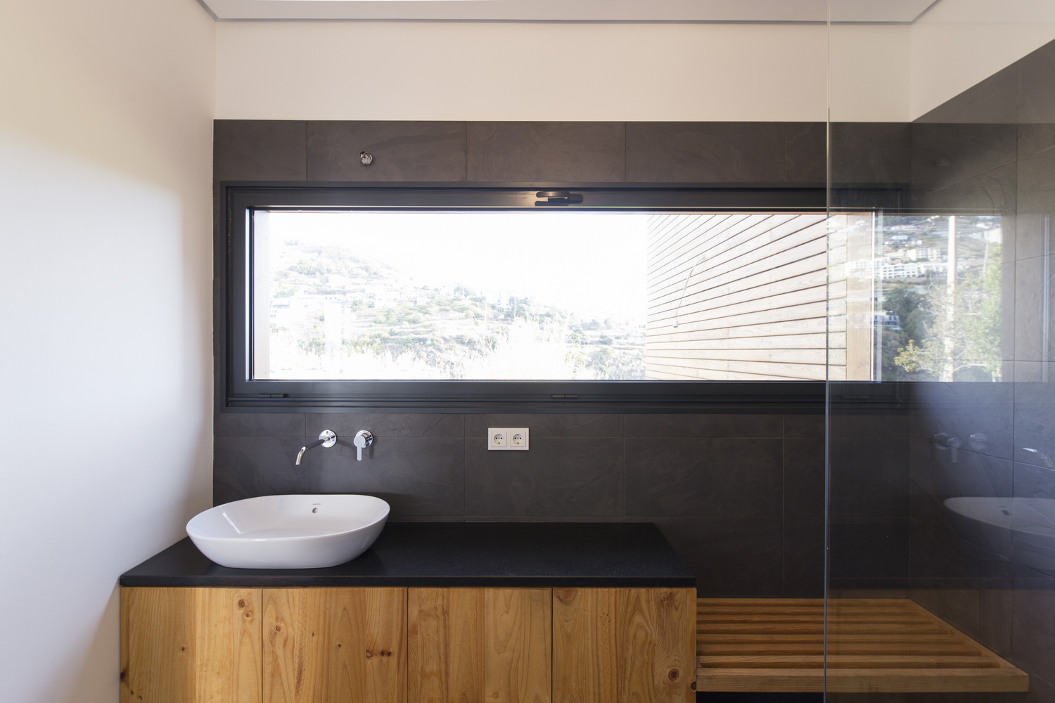 葡萄牙马德拉岛乡村景观中的典型马德兰房屋翻新与扩建-29