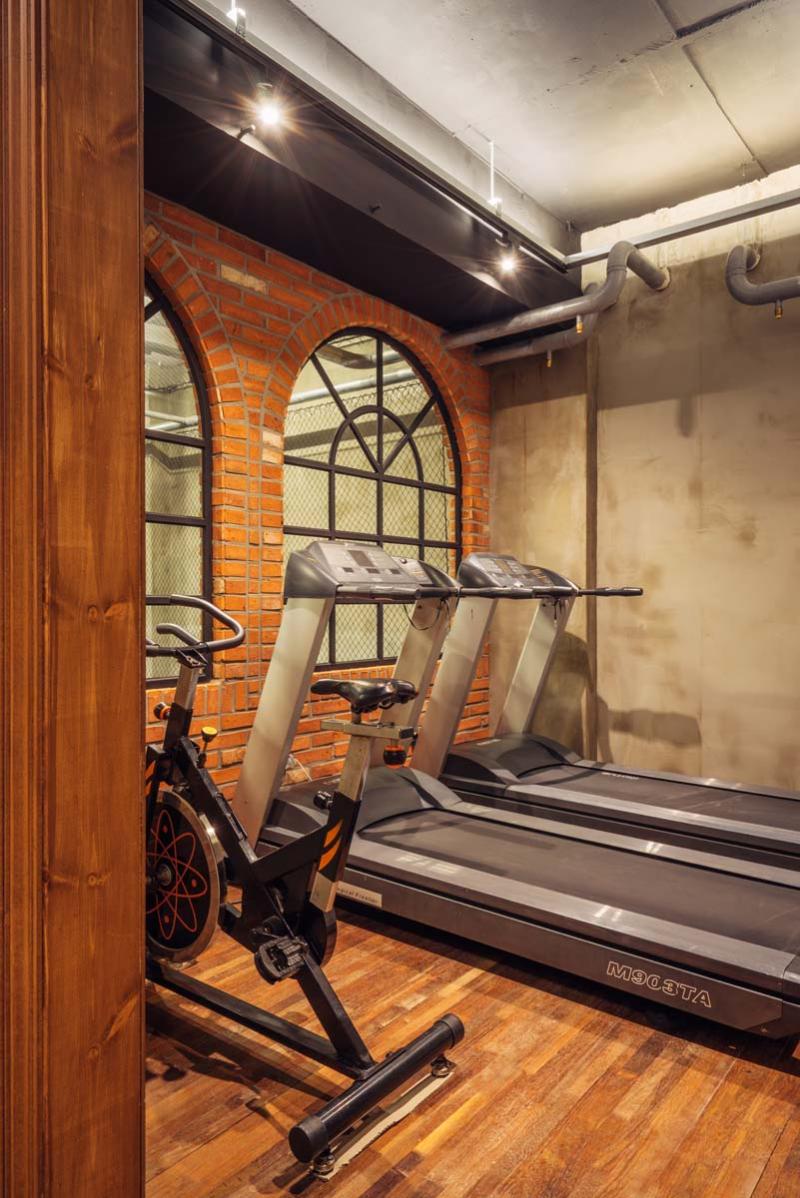 90 平米石墙打造复古风双打网球场地-7