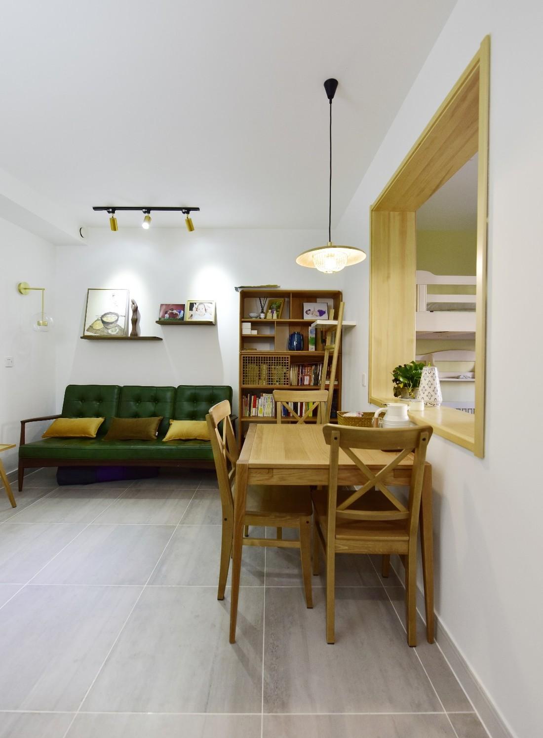 绿色皮质沙发打造小空间客厅，金属质感吊灯烘托餐厅气氛-8