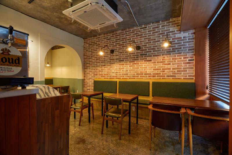 绿色铁门点缀的 12 平米个性披萨店-5