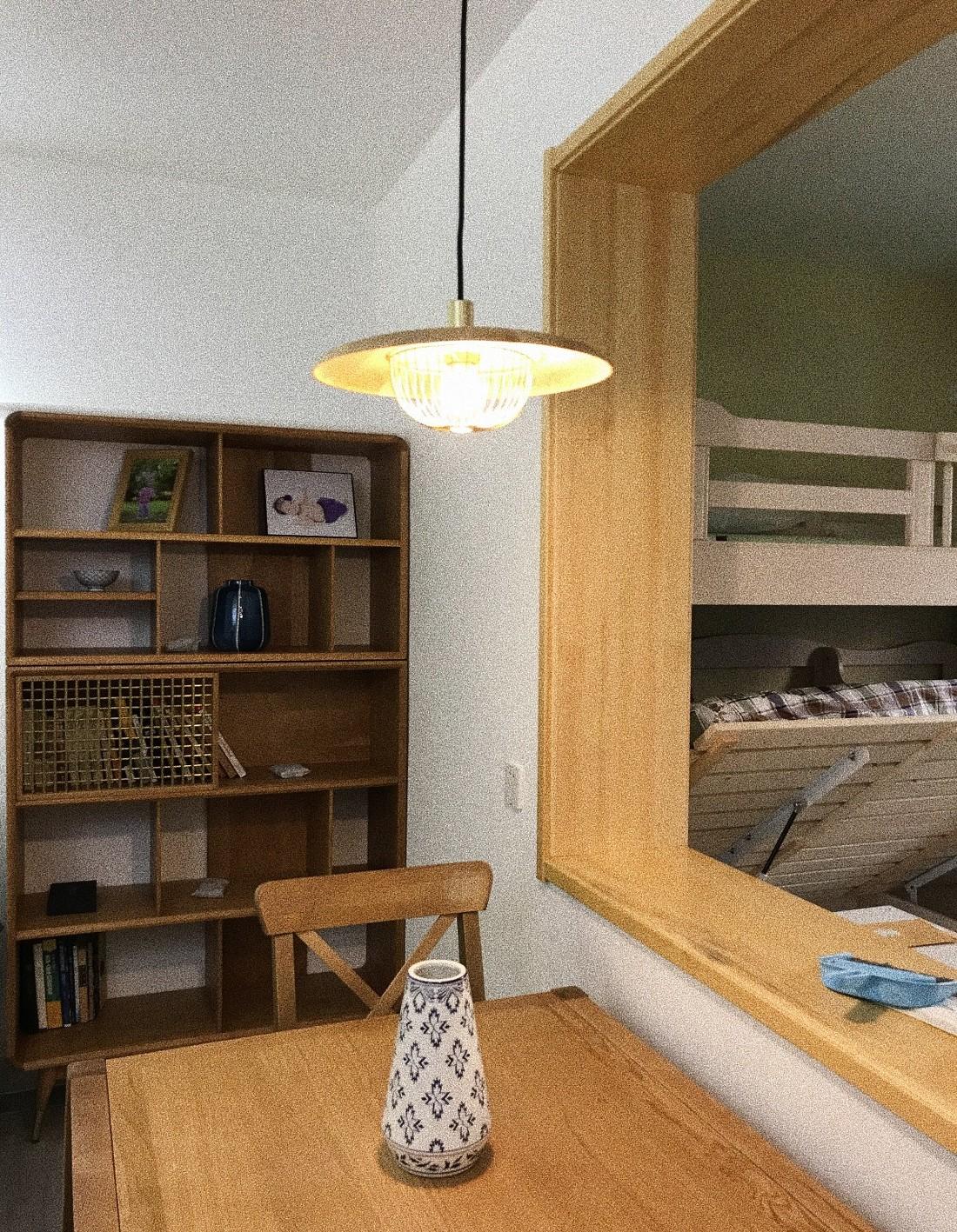 绿色皮质沙发打造小空间客厅，金属质感吊灯烘托餐厅气氛-16