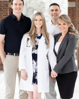 Dawn LaCarte女儿的毕业相关设计（推测）