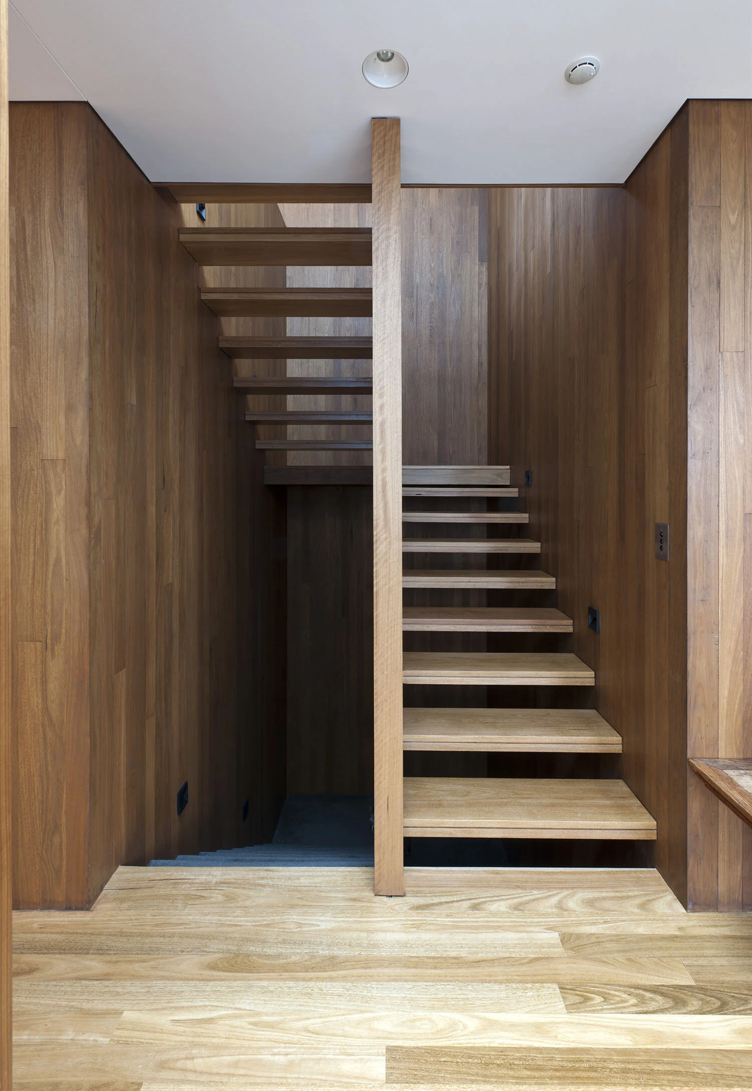 转手房；倒卖房（注：flipped house常见指低价买入后装修再高价卖出的房子，转手房倒卖房是比较贴合意思的常见表达，可根据实际语境选择更合适的）

若强调严格对应一个精准表述，转手房相对更通用简洁 ，以下为单一翻译：
转手房丨MCK Architects-18