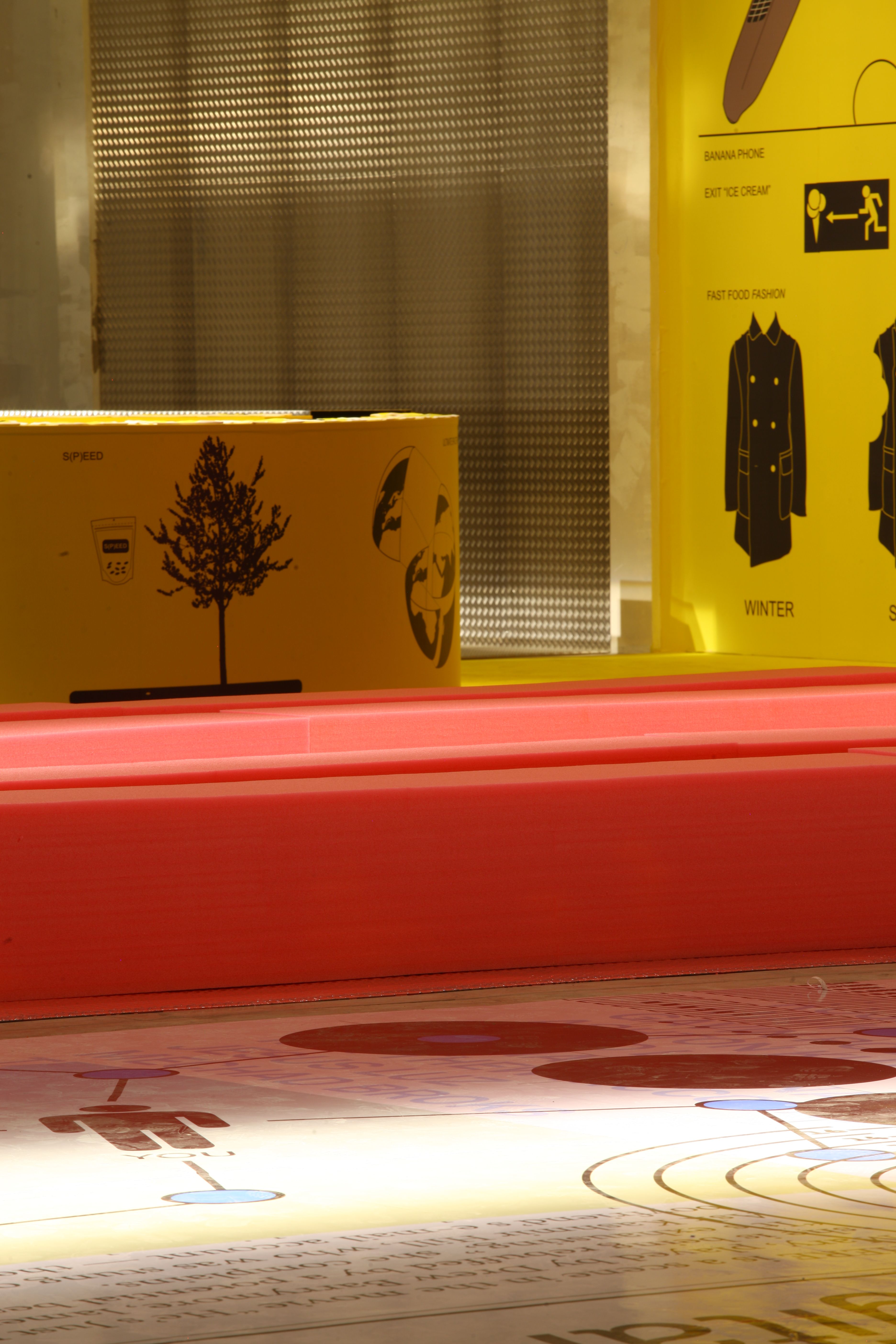 2010 秋冬米兰 Prada 男装秀 · 城市多面体的舞台呈现-5