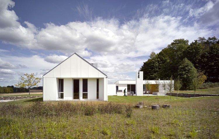 加拿大 Compass House 周末之家,白色橡木与雪松营造温暖室内空间-30