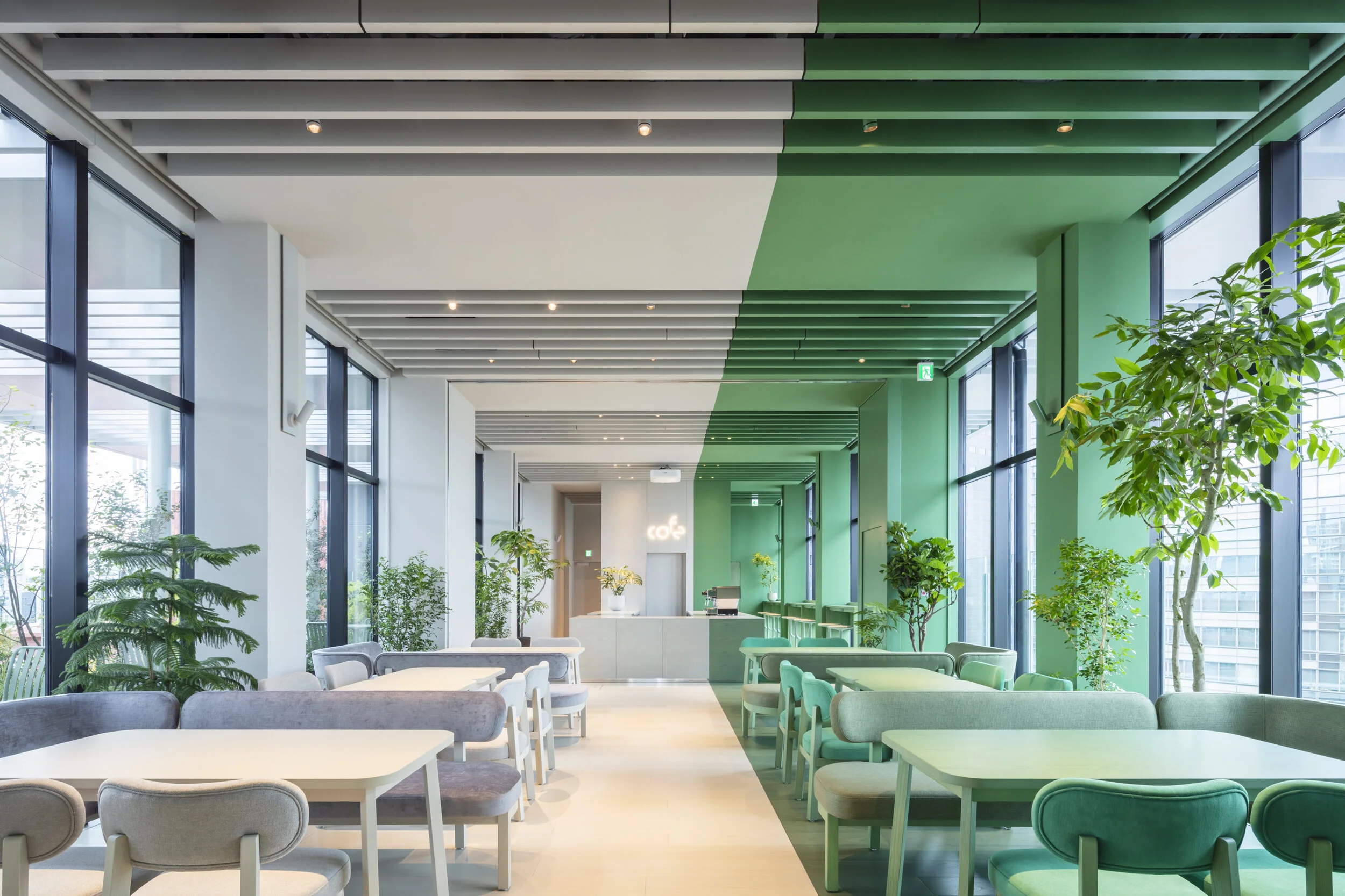 翻身酒店；如果Toggle在此处不为人熟知义项，也可能是意有所指的特定名称，可直译为托格尔酒店 但严格按你需求的唯一性来说，因缺乏语境难以得到百分百准确的答案，若可提供更多原文语境，我将给出更精准翻译 丨日本东京丨Klein Dytham architecture-20