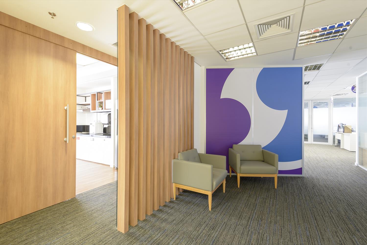 巴西 Extrafarma 办公室 | 木质与玻璃的现代企业空间-3