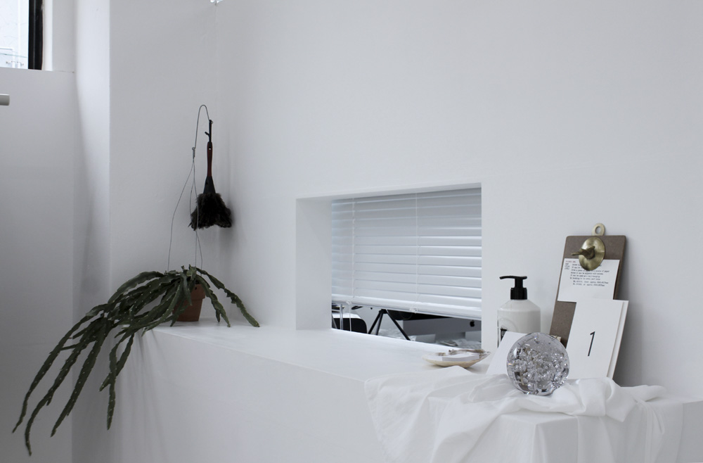 白色时尚迷你家具店设计-7