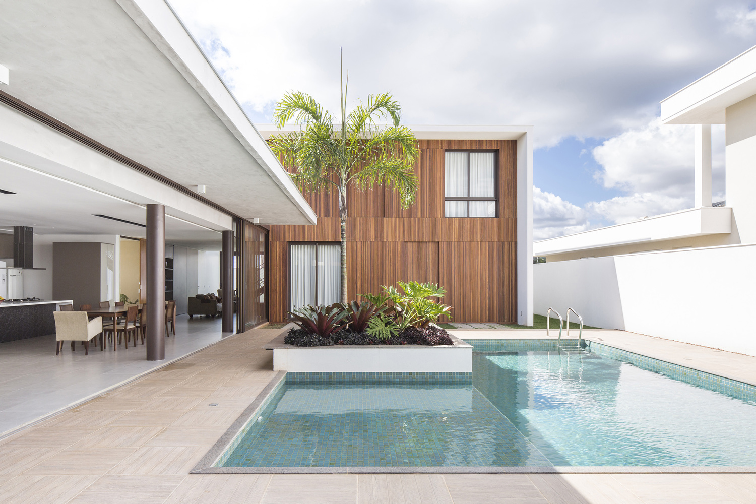 巴西利亚简约住宅,铝制框架大玻璃板创造美食空间-35