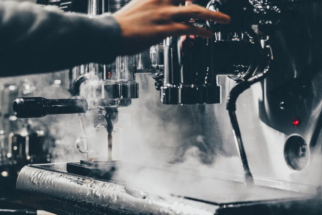 成都 Ease Coffee 咖啡厅 | 英伦工业风与自然生长的完美融合-0