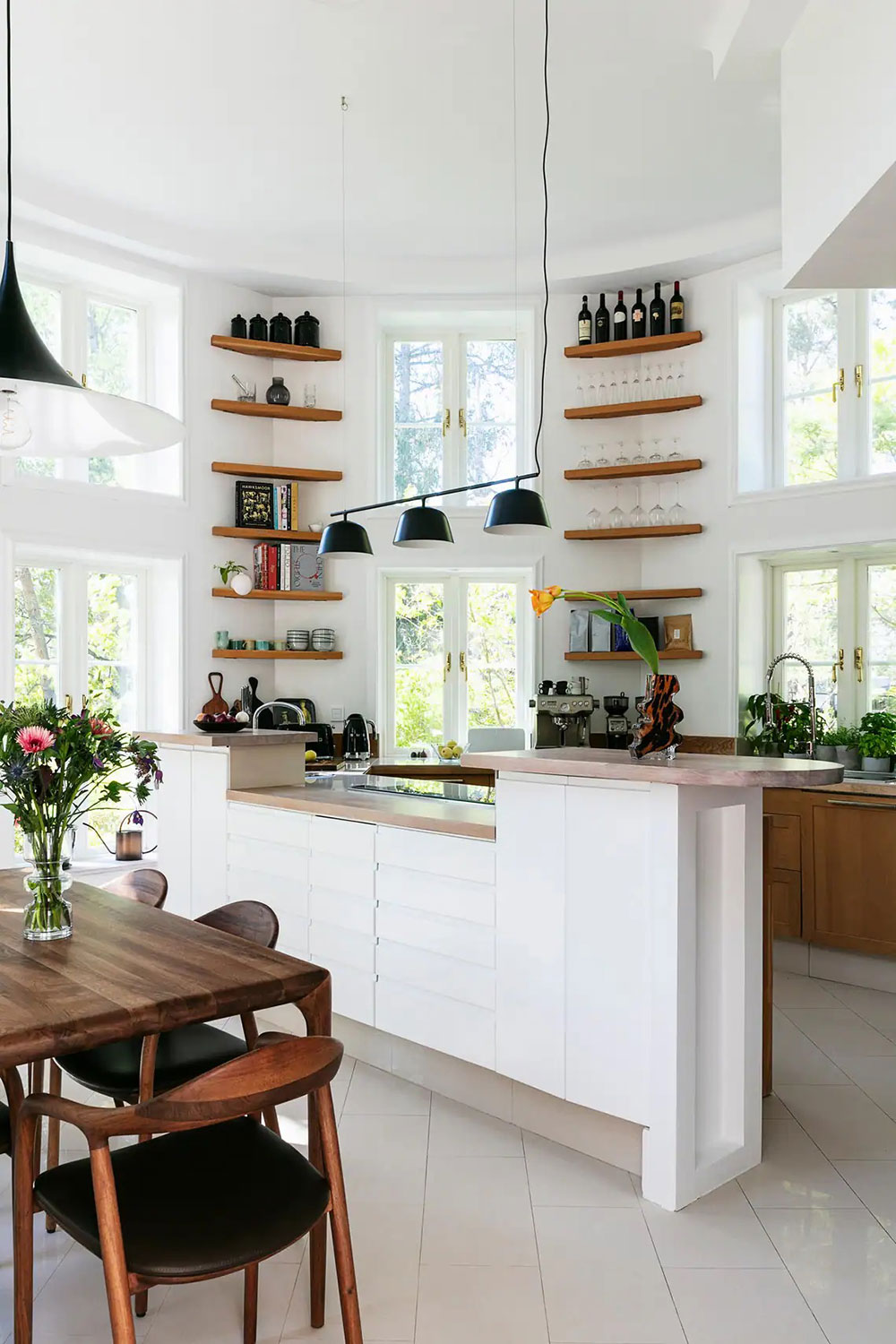 瑞典森林中的圆滑线条小木屋-9