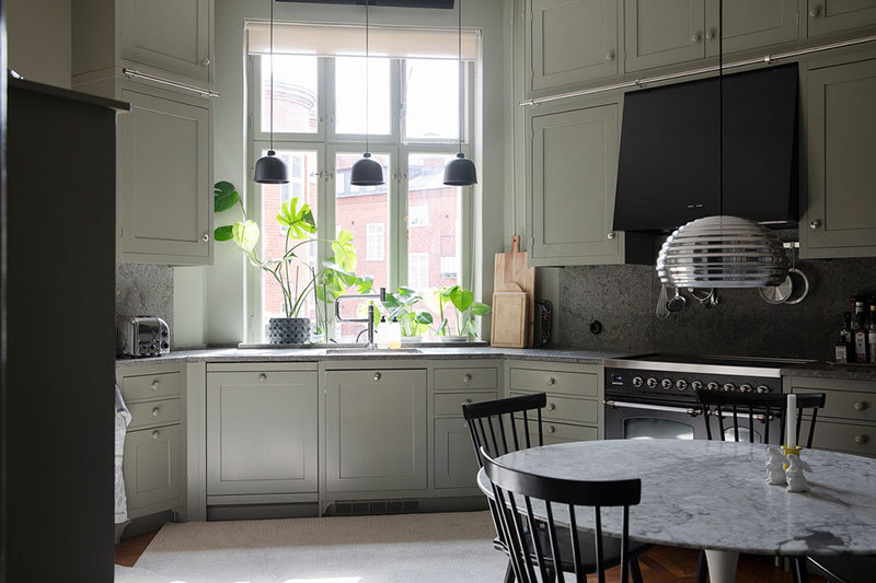 瑞典马尔默中心古典奢华风格的暗色调公寓设计-14