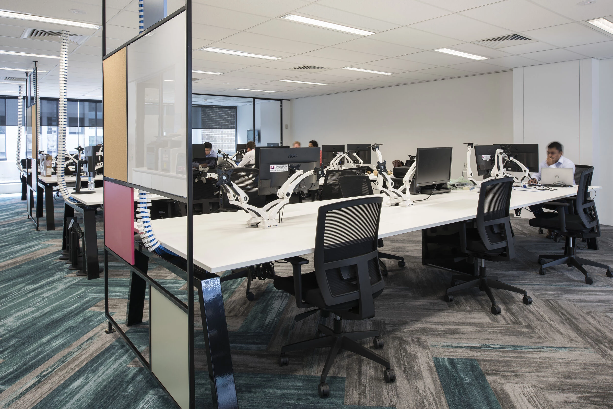 全球 70 个办公室的统一设计风格-25