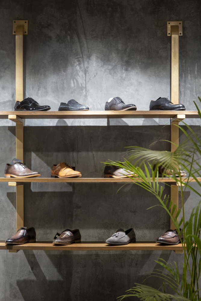融合建筑美学的奢华鞋店设计-47
