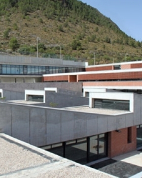 西班牙坡地上的绿色校园