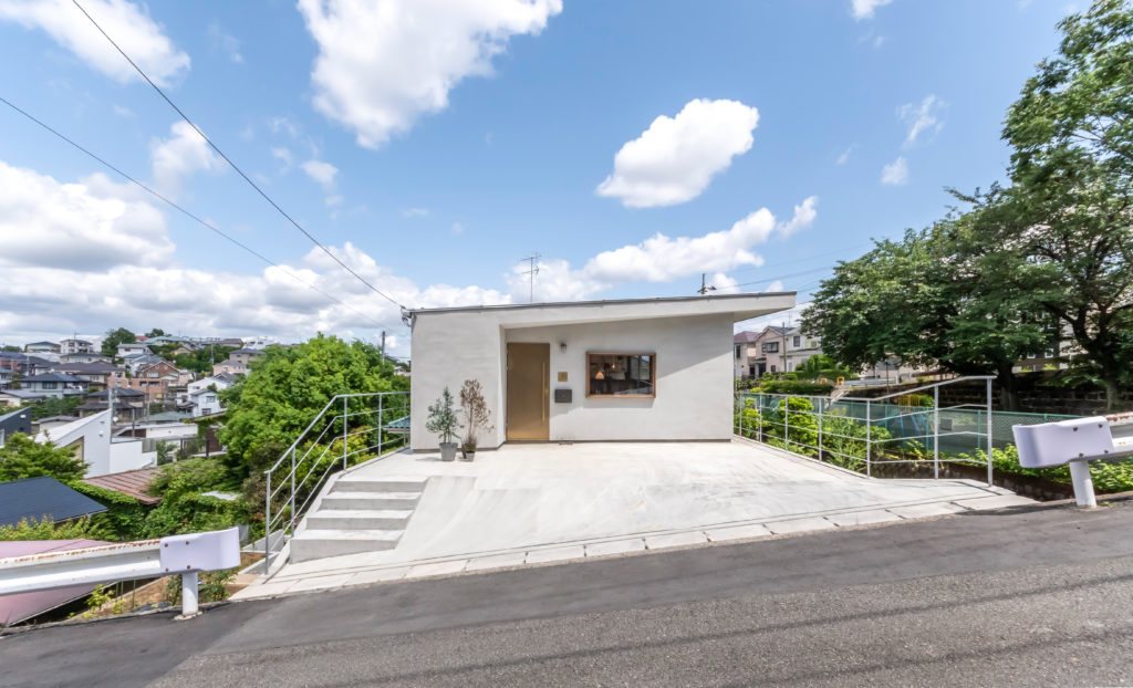 丘の途中に立つ家開放的で庭の一部のようなコンクリート造の空間に住む | Architecture | 100%LiFE-0