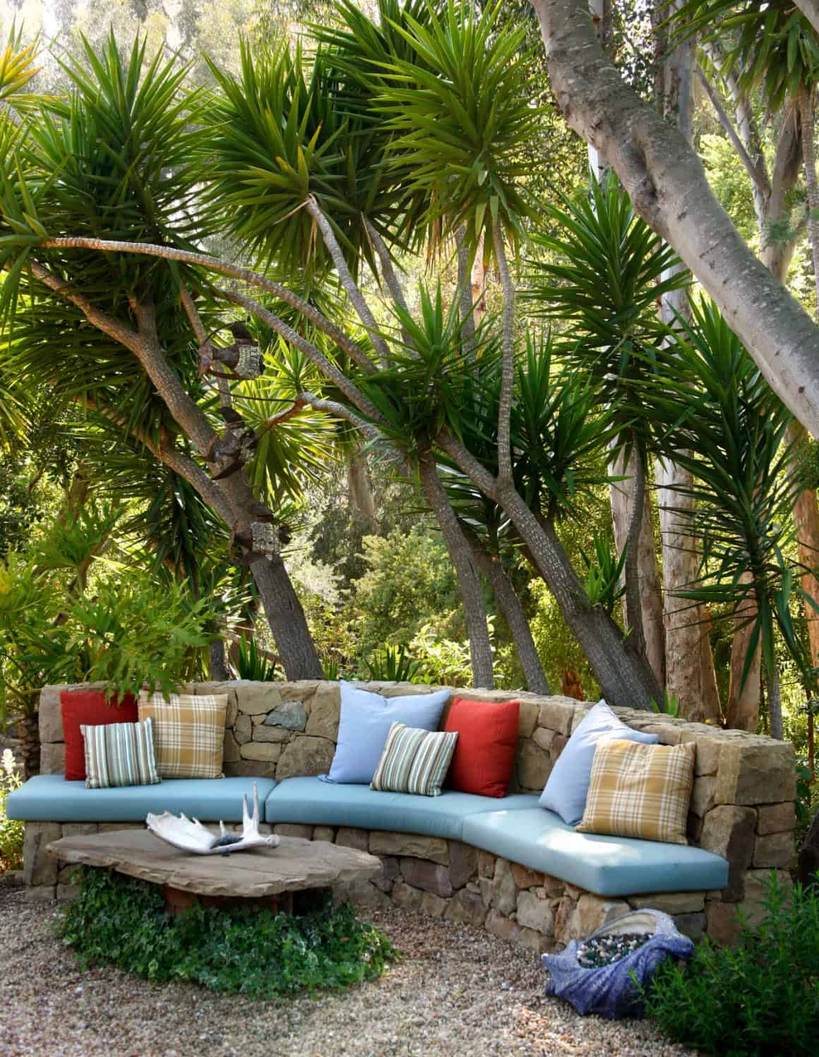 18 Awesome Tropical Outdoor Spaces For A Relaxing Backyard Oasis-2