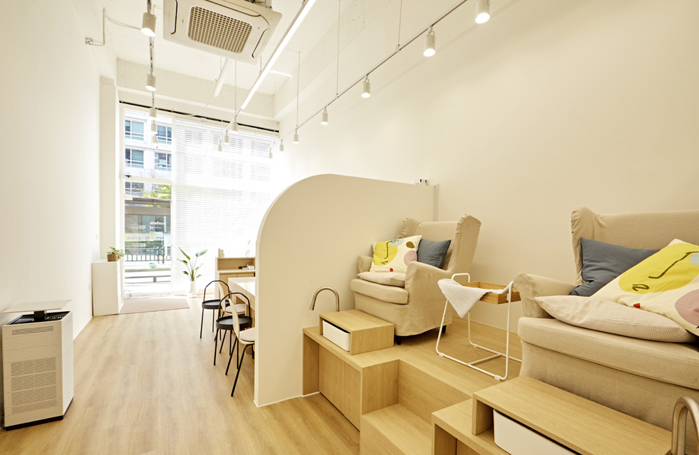 白色与木质 | 10 平米小卧室的极简设计-5