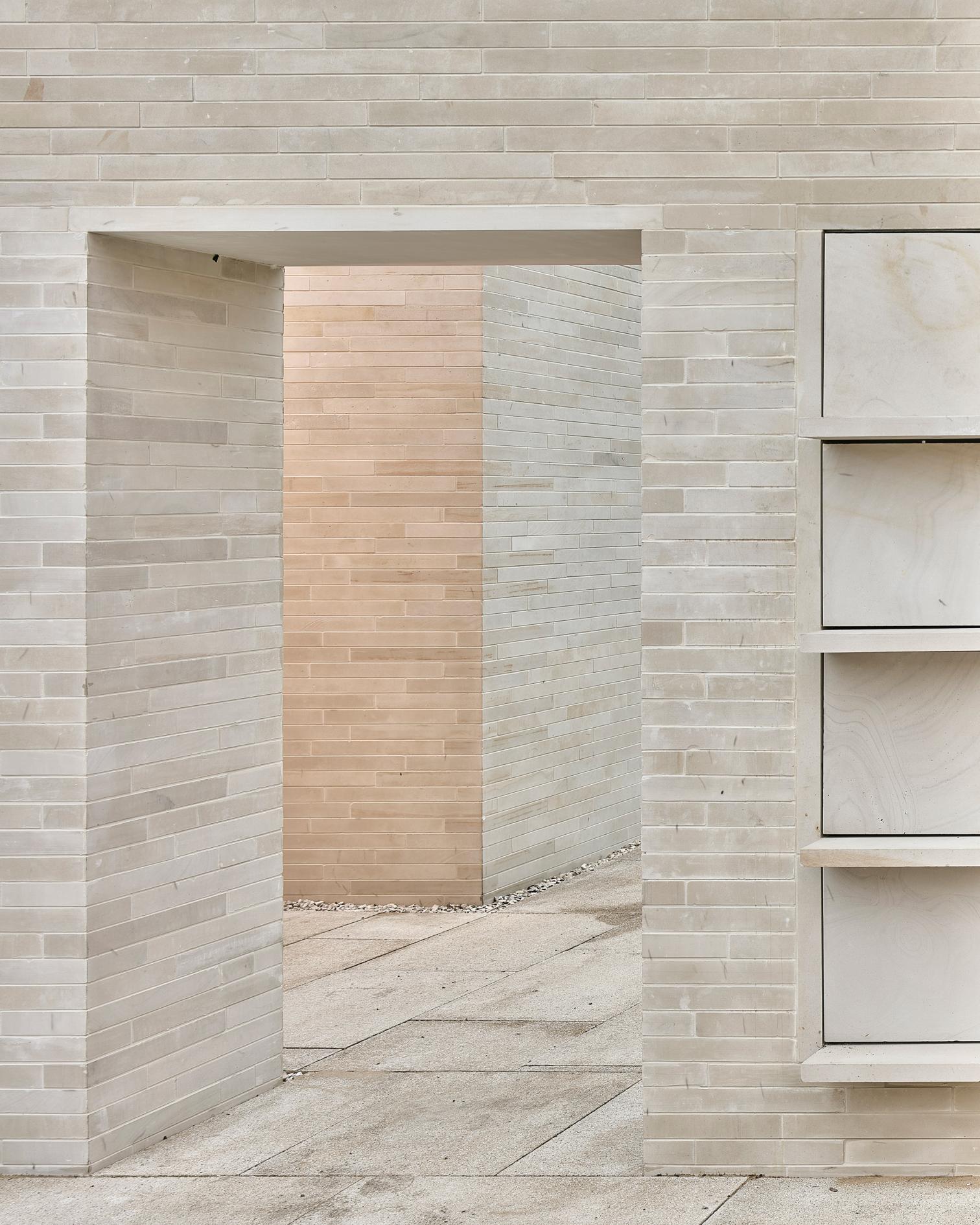 Complejo de columbarios en el cementerio municipal de Radom-25