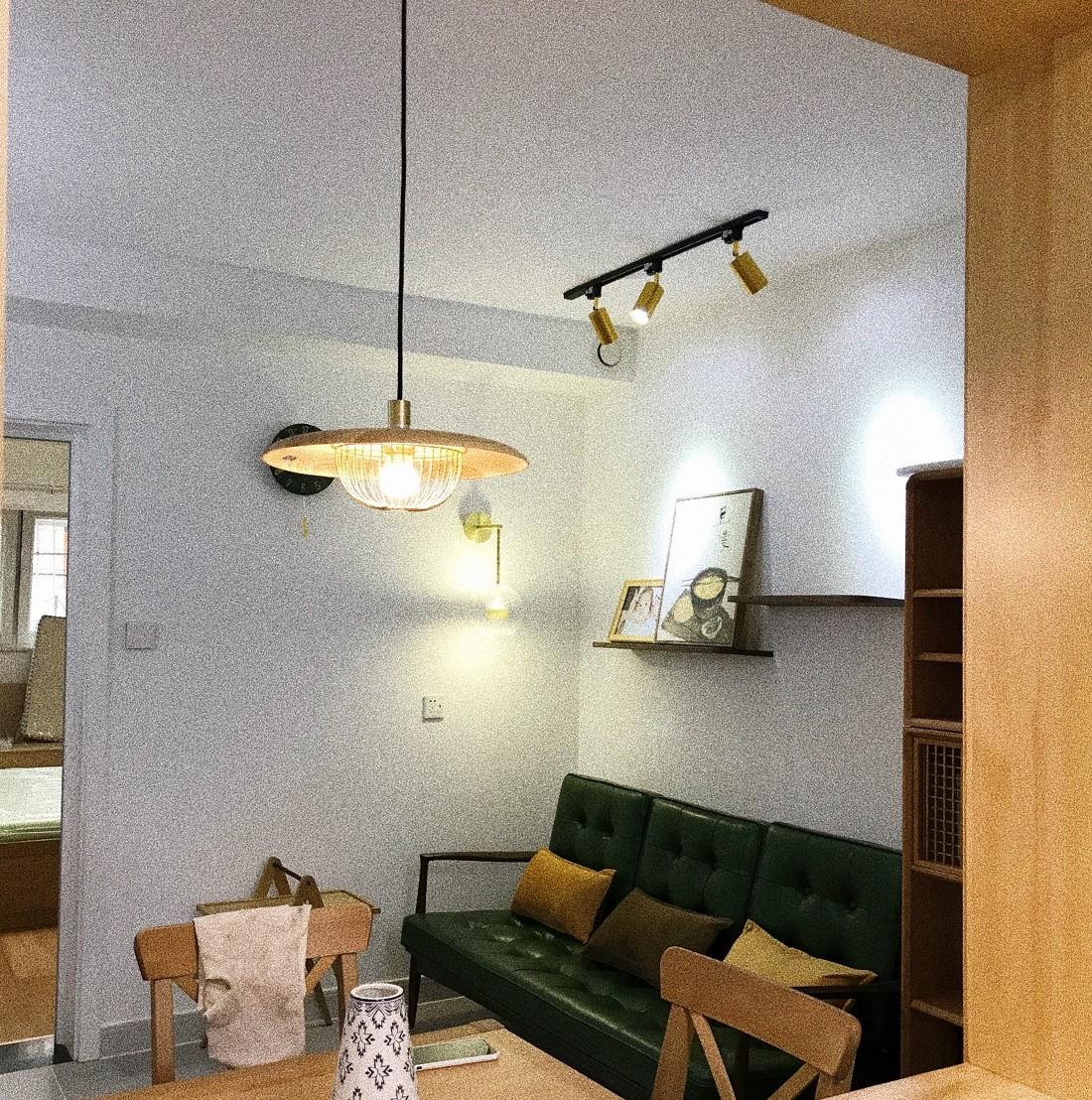 绿色皮质沙发打造小空间客厅，金属质感吊灯烘托餐厅气氛-28