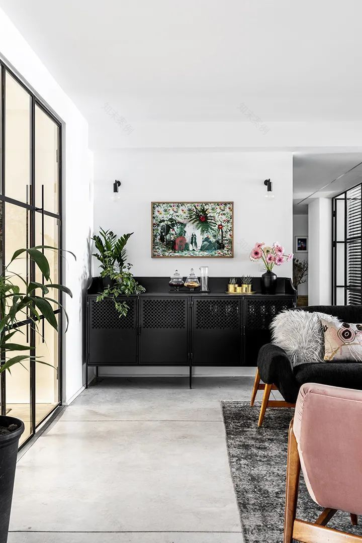 特拉维夫公寓改造,Qumra Capital 办公室的黑白极简魅力-19