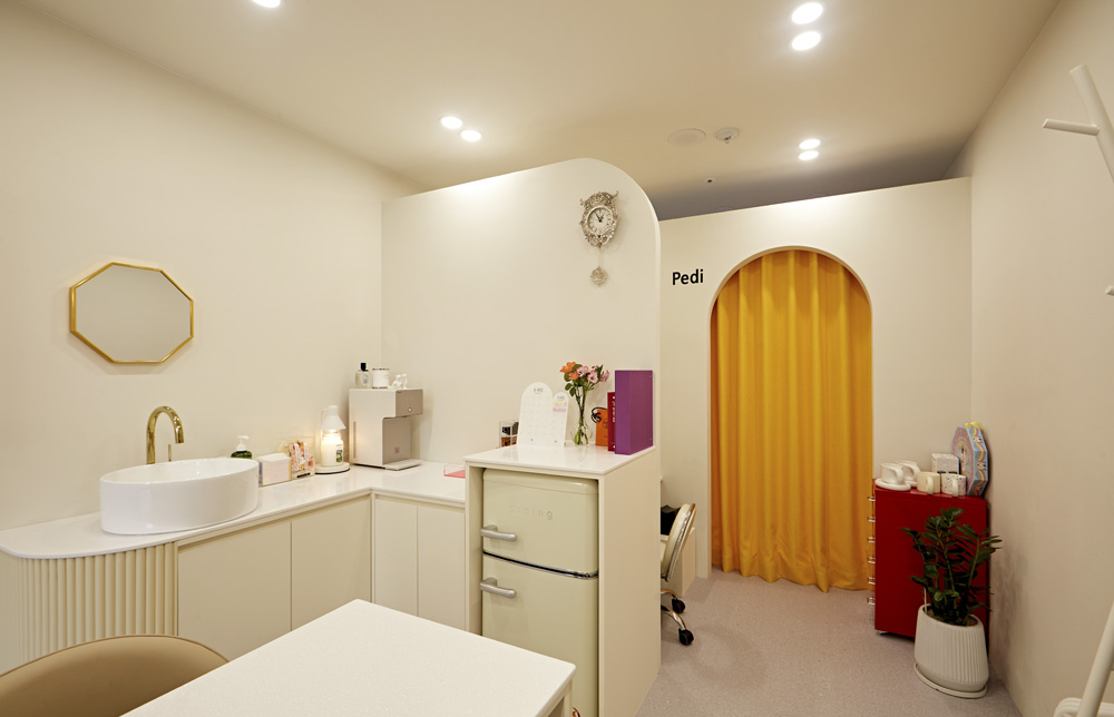 白色简约小型指甲沙龙设计-5