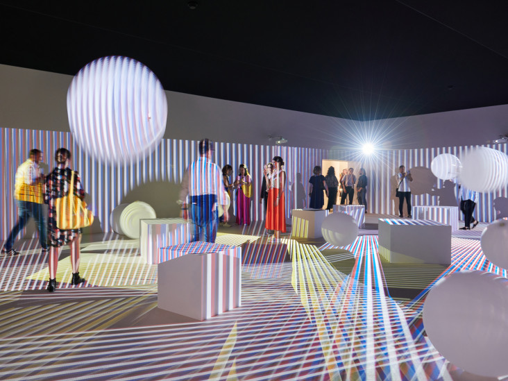 Золотые аварийные одеяла в инсталляции: уникальные художественные шедевры-9