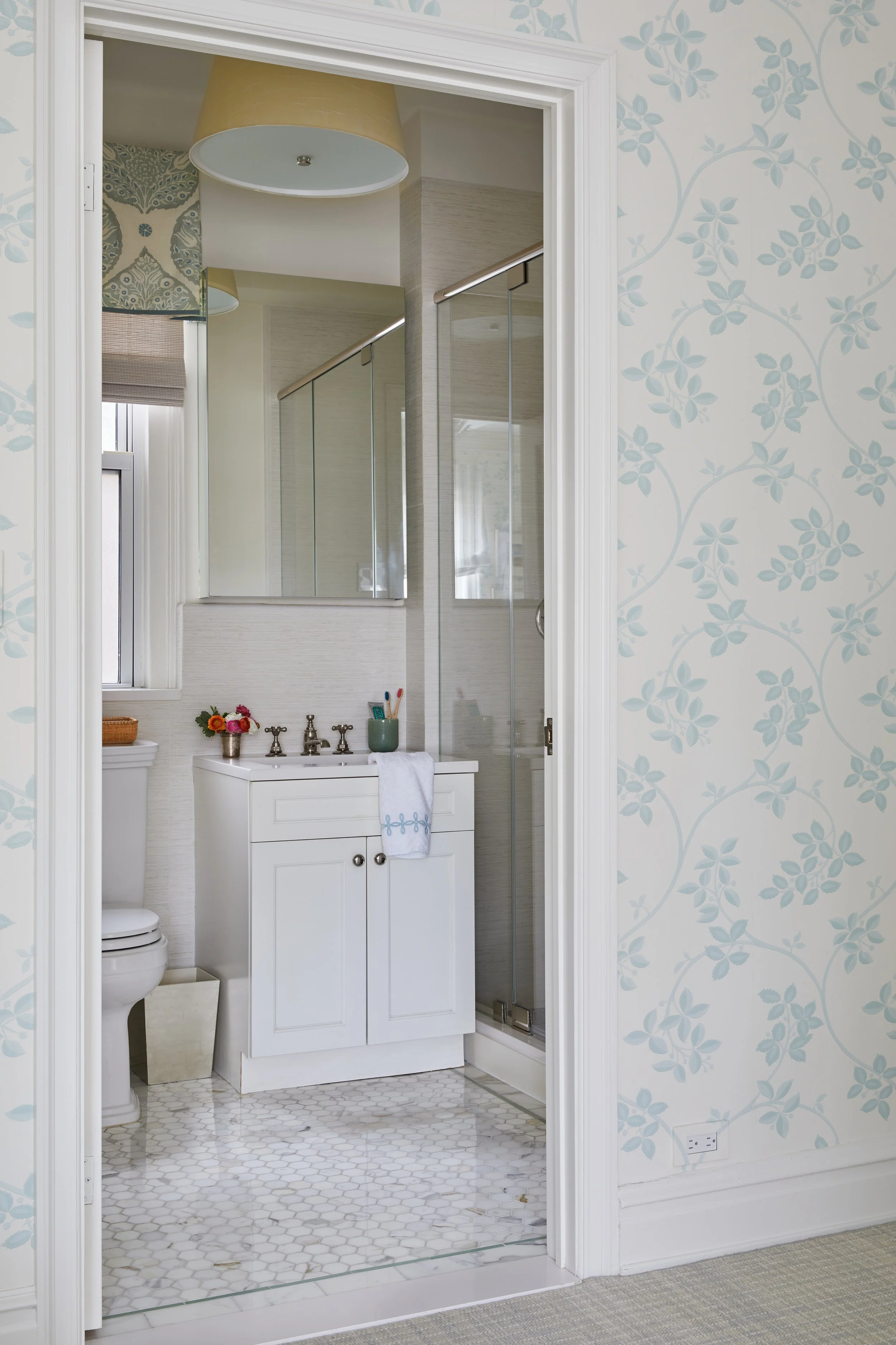 上东区美容装修（注：Cosmetic Renovation在建筑装修语境中常指外观、表面的装修，这里美容装修较符合，但可能结合具体场景也有更合适译法，若此场景为建筑领域，也可考虑上东区表面翻新 ） 丨GhanaUpper East丨Emily C. Butler-16