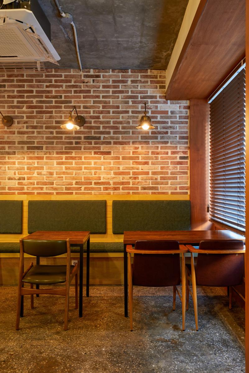 绿色铁门点缀的 12 平米个性披萨店-11