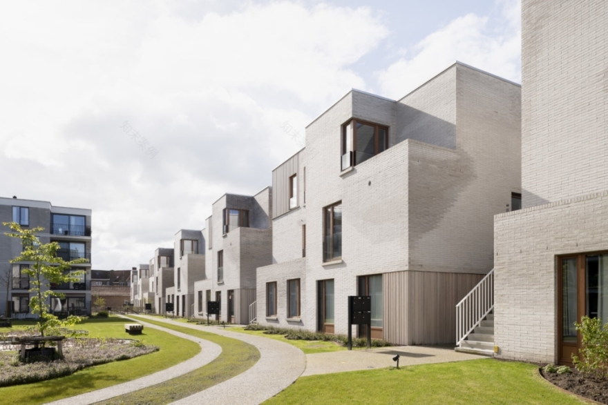 绿色C号列车前往奥斯坦德
注:此处Green C推测为某列火车车次的编号;à为法语到、向,Oostende是比利时城市奥斯坦德的荷兰语名称不同语境可能会使翻译有差异,你可根据具体情况调整 丨B2Ai-9