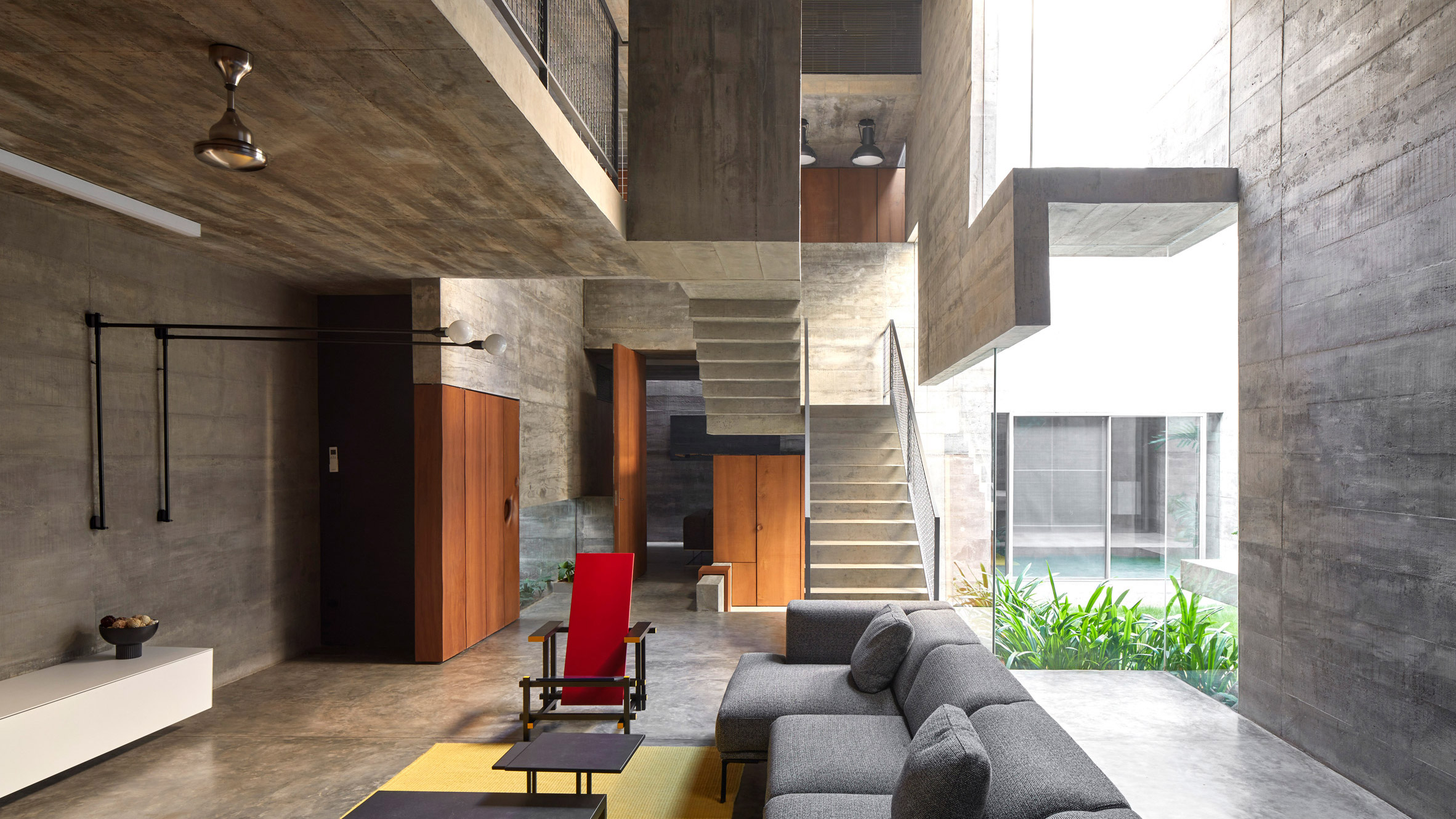 印度混凝土住宅"Cut Bend Fold Play" 融入庭院与传统元素-0