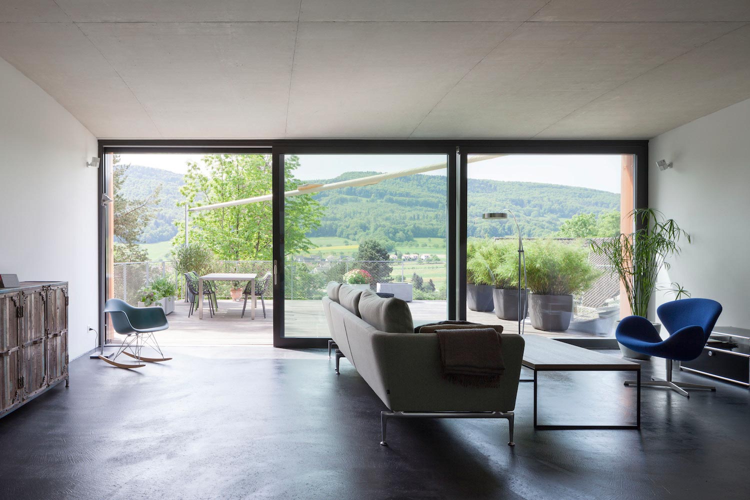 瑞士霍夫斯特滕山坡别墅，弯曲屋顶连接两层空间-11