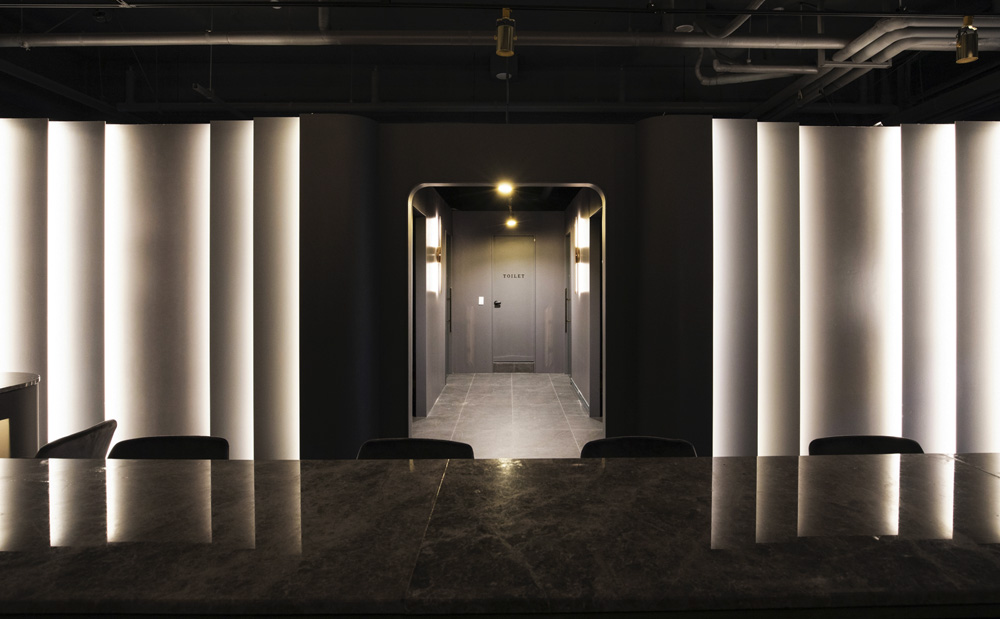 高级黑 | 巴塞罗那 1% 餐厅的惊艳室内设计-11