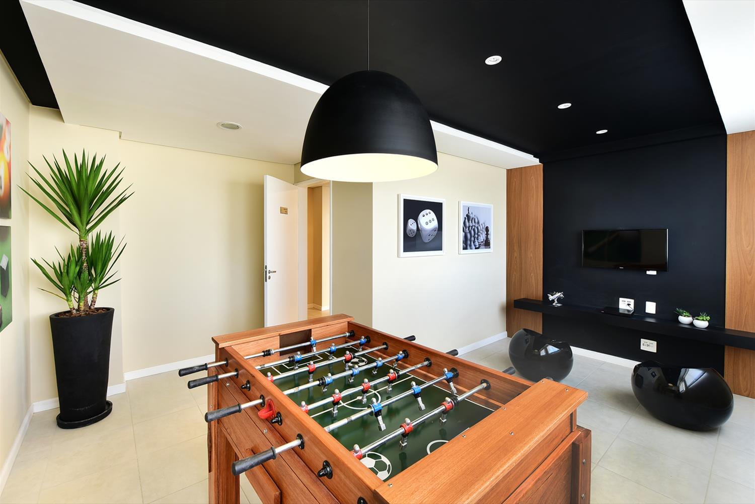 巴西住宅设计，绿色涂料墙凸显儿童趣味空间-4