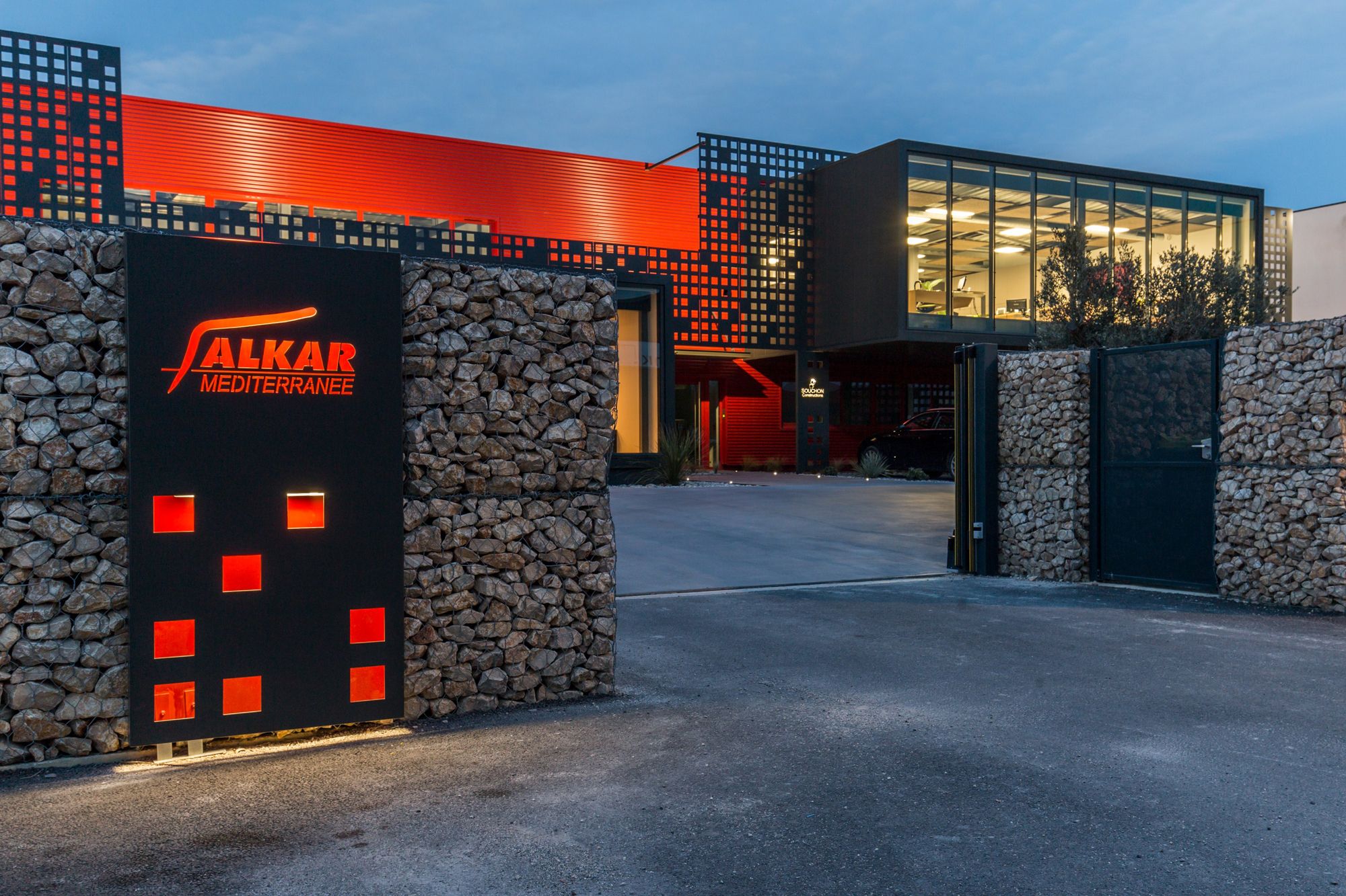 打破对称的金属网格办公楼-20