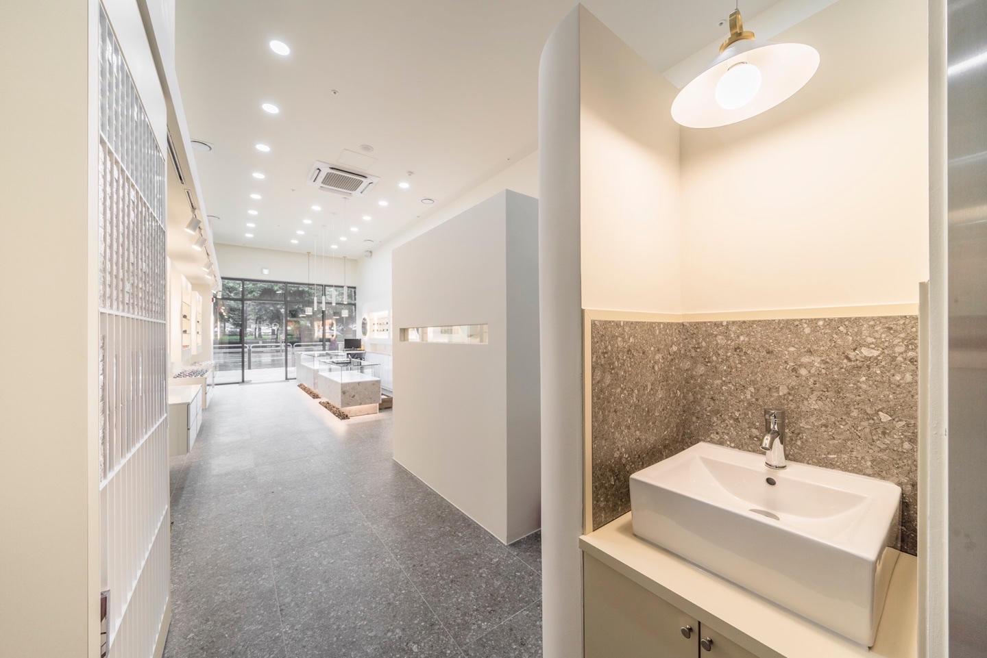 明亮优雅的 16 坪眼镜店设计-11