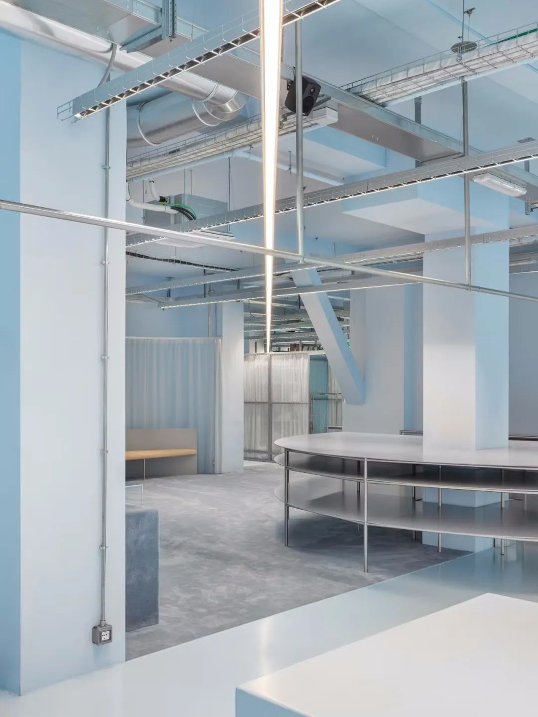 浅蓝色系的极简服装店设计丨意大利丨Modes Cagliari-24