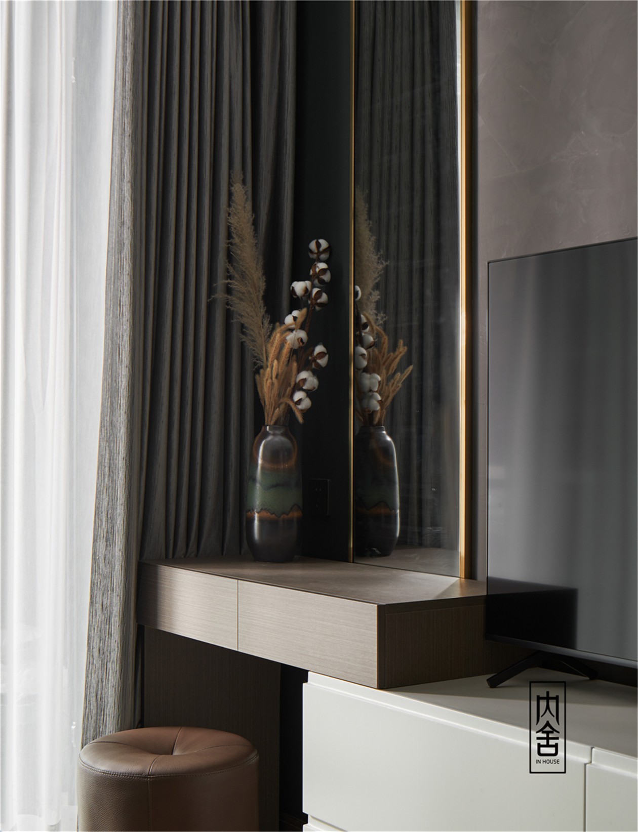 灰色调与橙色的碰撞,打造静谧优雅家居空间-28