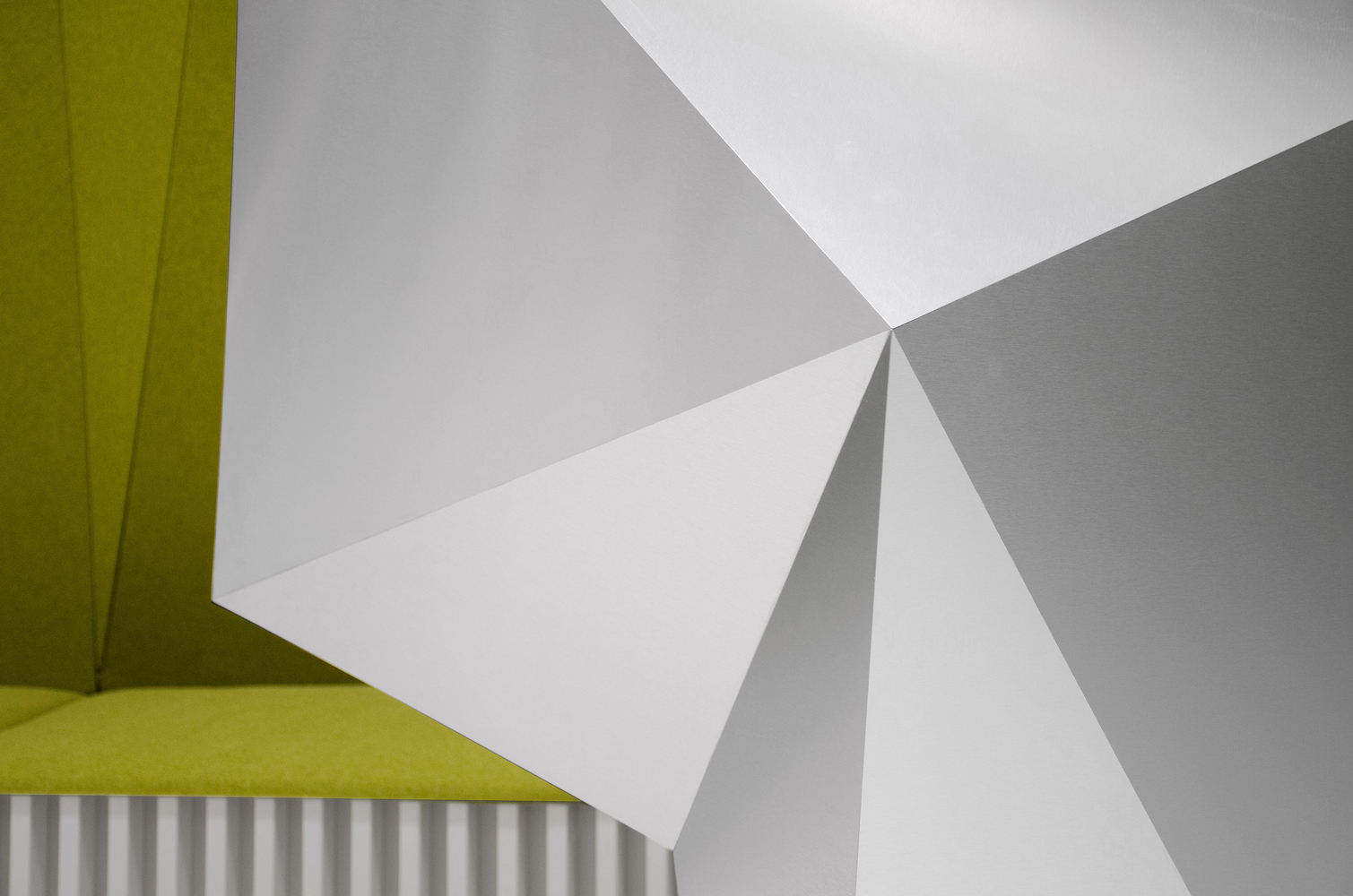 DSK 银行旗舰分行设计,绿色百叶窗与多彩条形打造开放空间-40