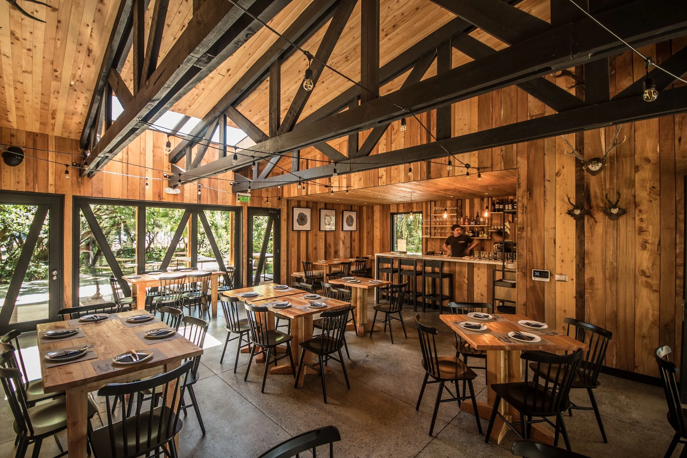 智利湖畔森林中的舒适用餐空间-41