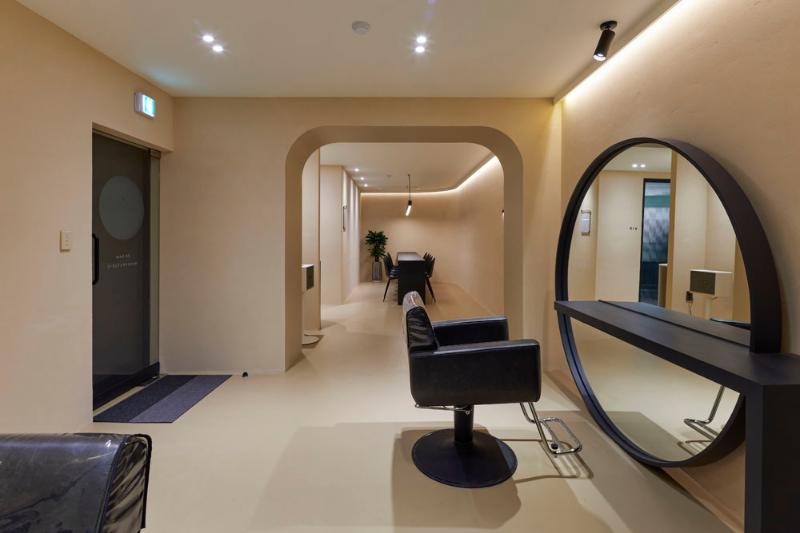 照明点缀的 20 坪现代美妆店-5