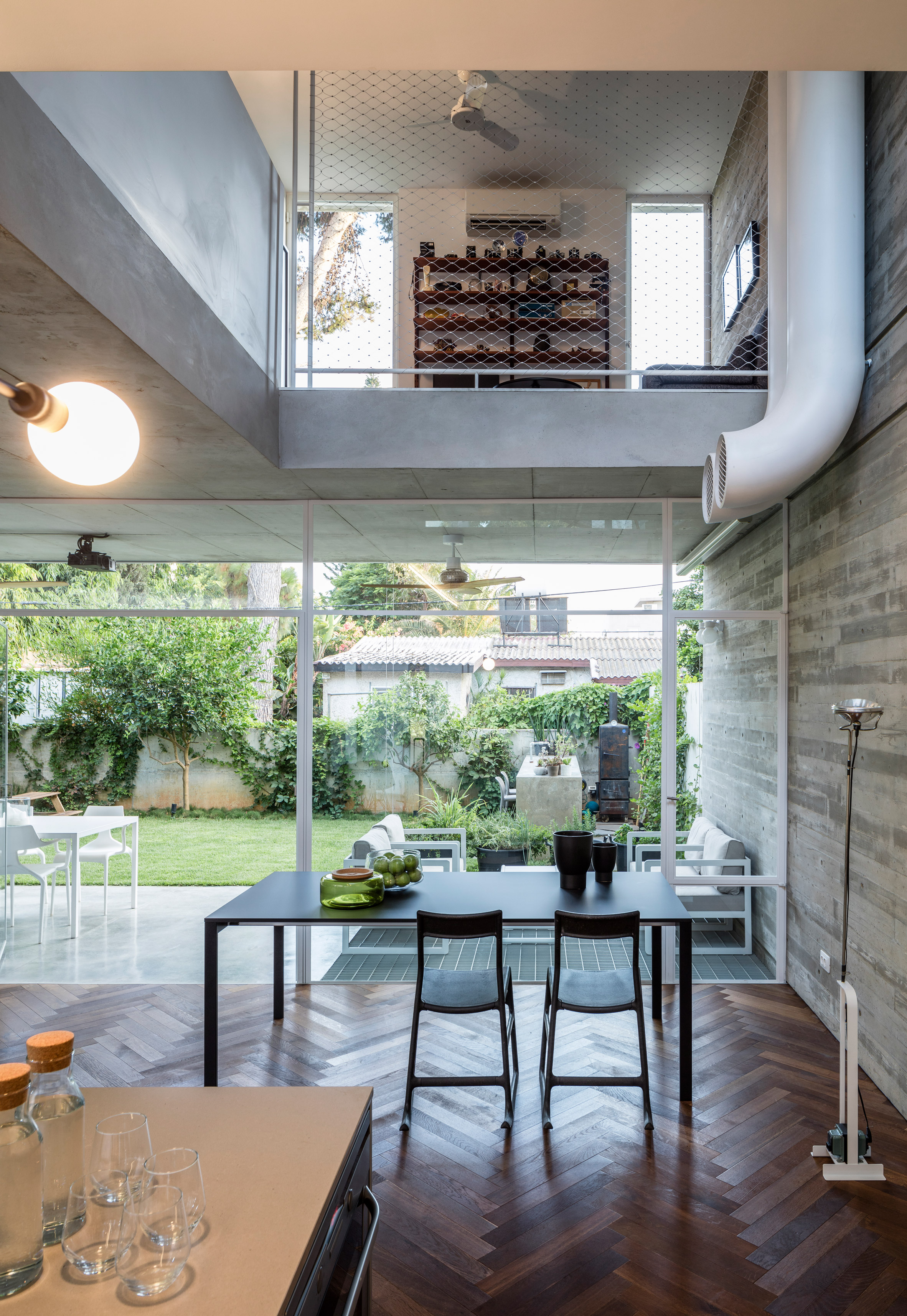 3322 Studio builds concrete home in Tel Aviv around enclosed patios-12