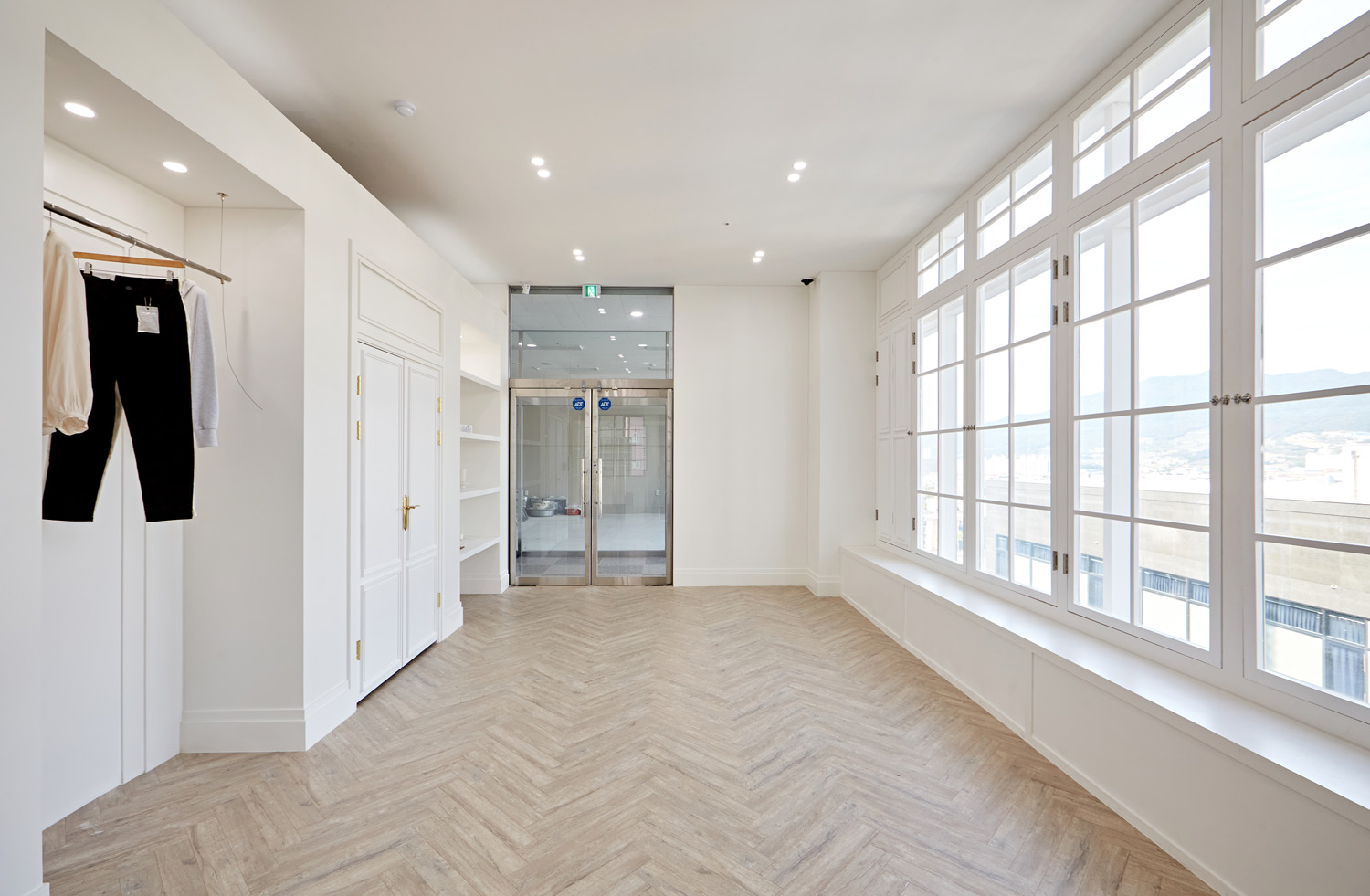 白色调办公空间，极简主义的完美诠释-7