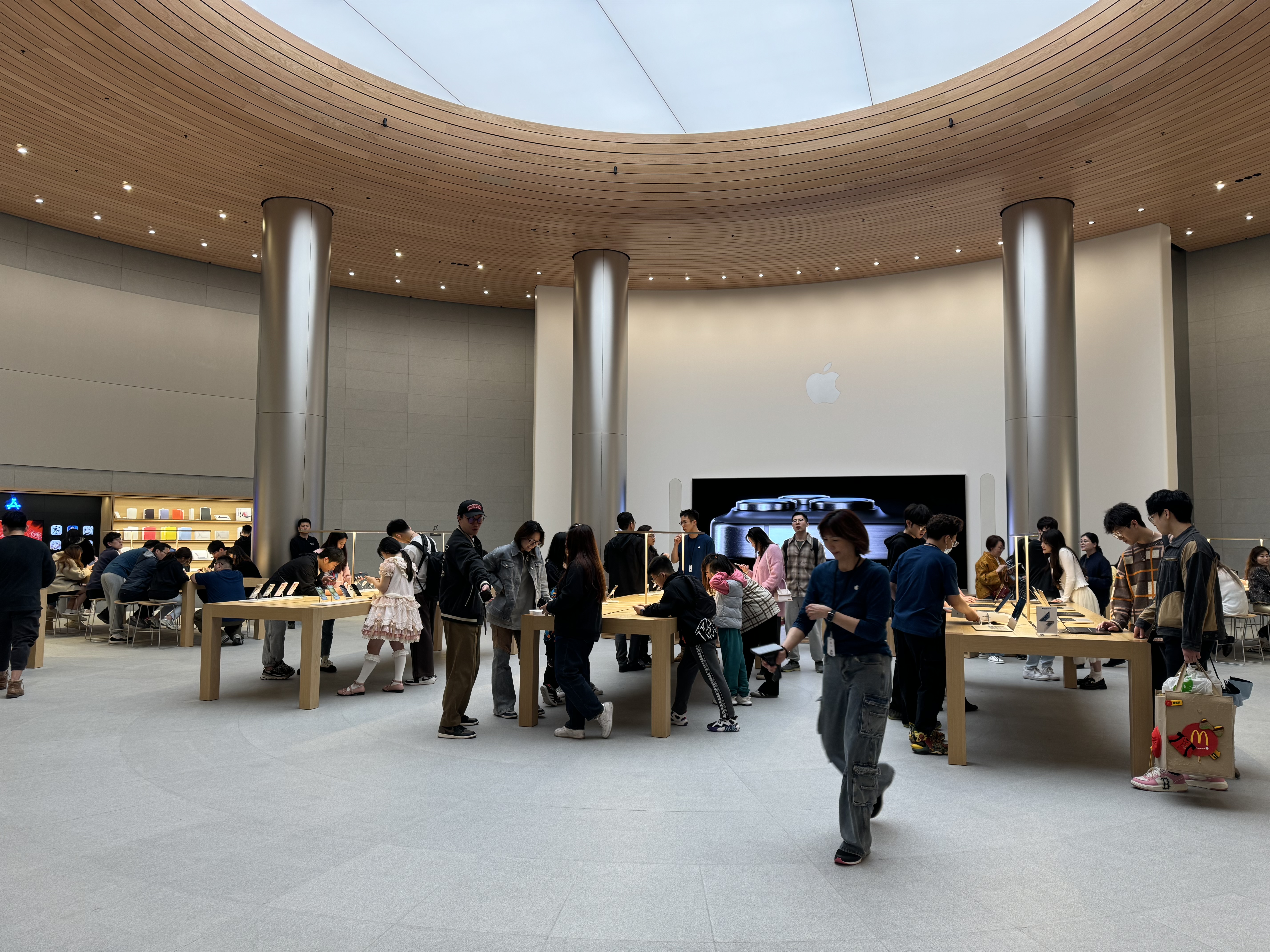 Apple Store design that combines the landscape-3