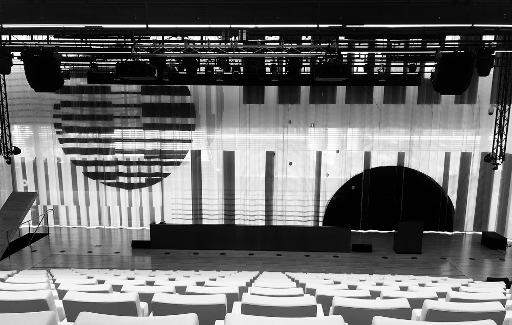 Madrid 银行大厅双层窗帘设计 | 欧陆风格与透明几何的融合-1